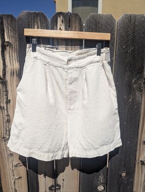 LACAUSA Cream High-Waist Pleated Shorts - size small